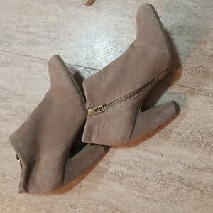 Steve Madden Taupe Suede Ankle Booties Leather Upper Block Heel Boots Size 9